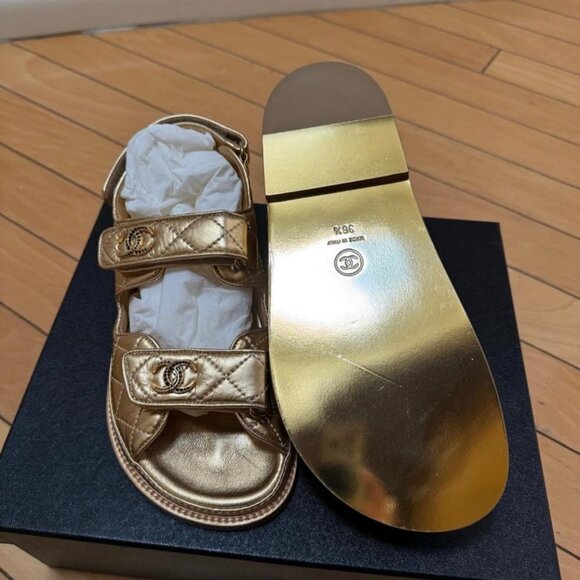 CHANEL - Picture 2 of 3